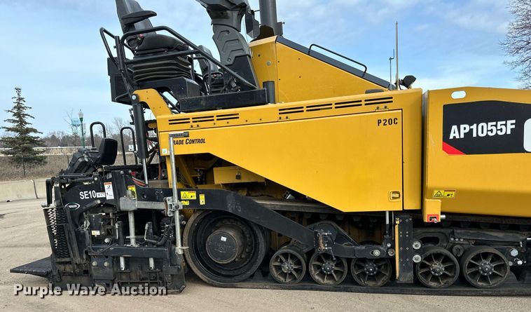 image for item DR4260 2020 Caterpillar AP1055F paver