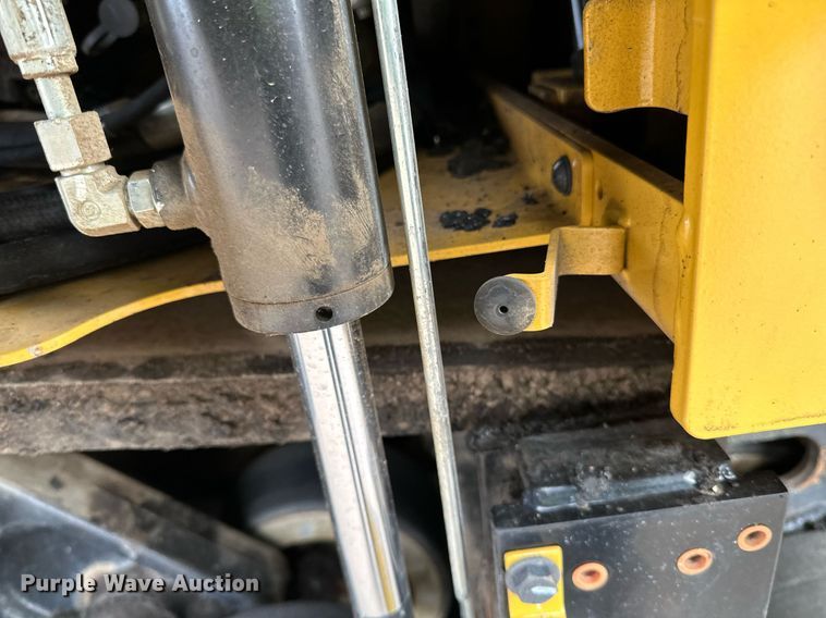 image for item DR4260 2020 Caterpillar AP1055F paver