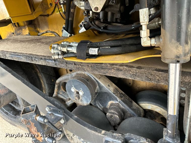 image for item DR4260 2020 Caterpillar AP1055F paver