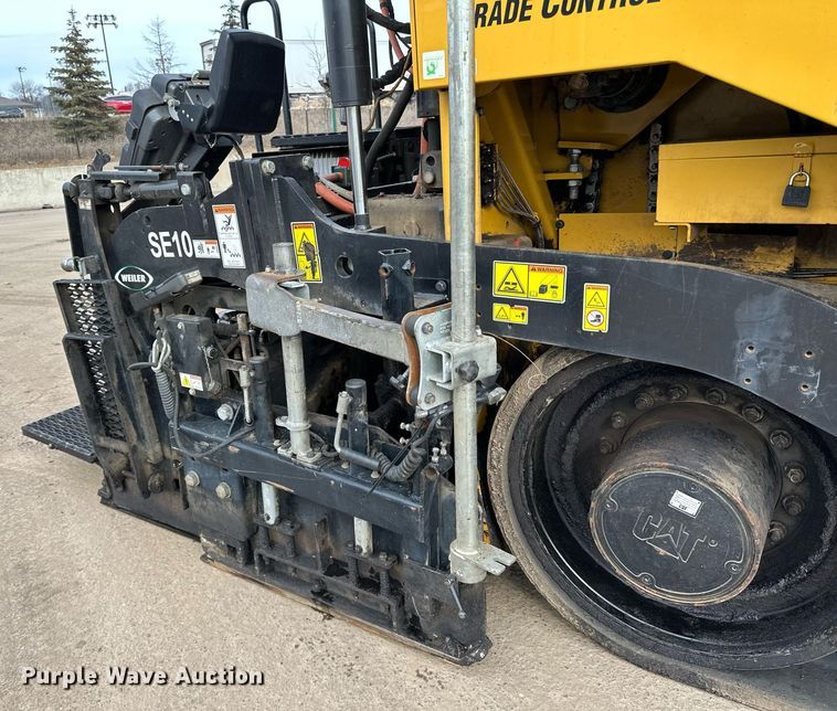 image for item DR4260 2020 Caterpillar AP1055F paver