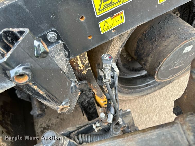 image for item DR4260 2020 Caterpillar AP1055F paver