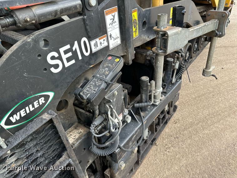 image for item DR4260 2020 Caterpillar AP1055F paver