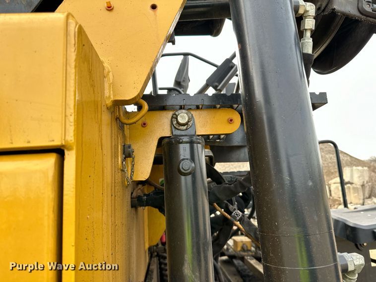 image for item DR4260 2020 Caterpillar AP1055F paver