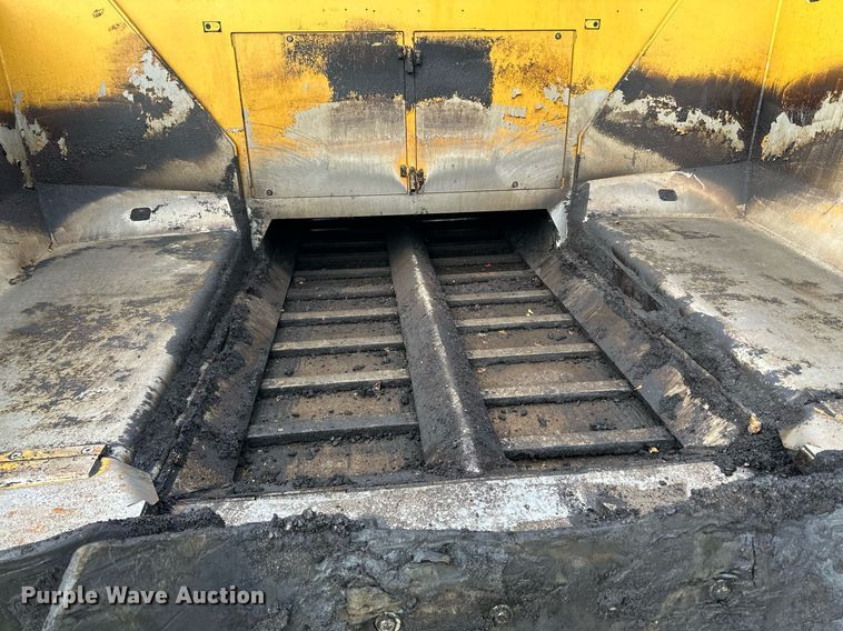 image for item DR4260 2020 Caterpillar AP1055F paver