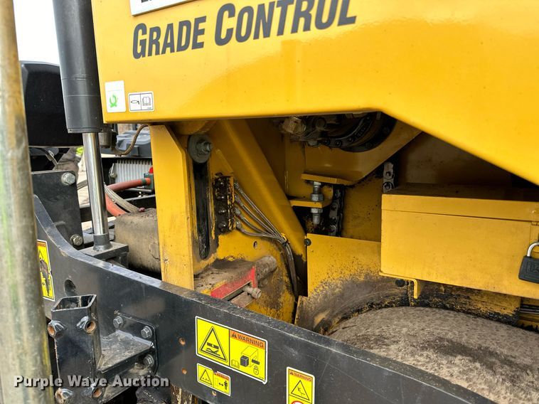 image for item DR4260 2020 Caterpillar AP1055F paver