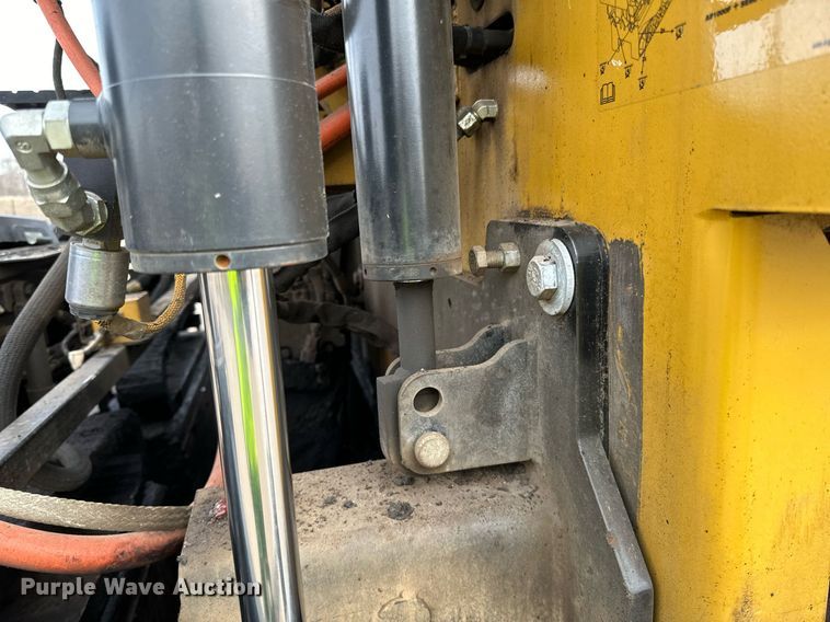 image for item DR4260 2020 Caterpillar AP1055F paver