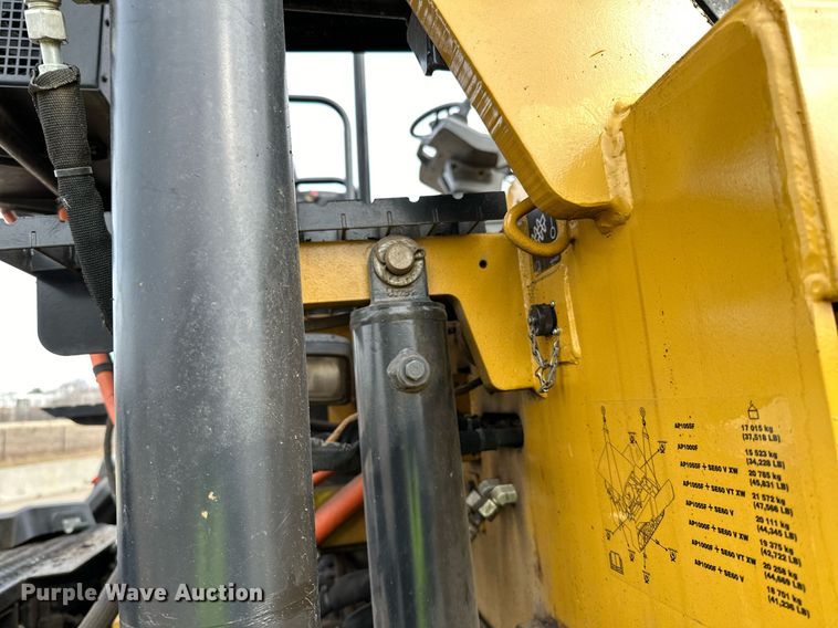 image for item DR4260 2020 Caterpillar AP1055F paver