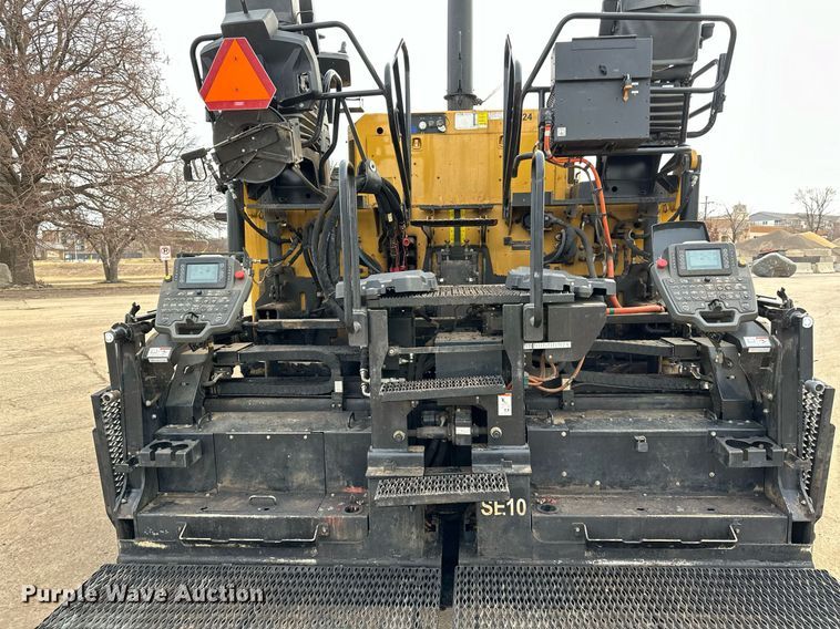 image for item DR4260 2020 Caterpillar AP1055F paver