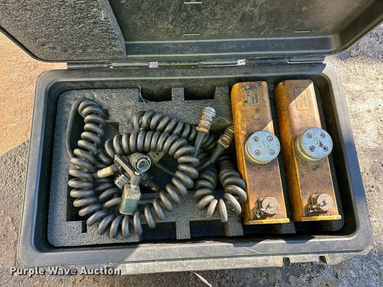 image for item DR4260 2020 Caterpillar AP1055F paver