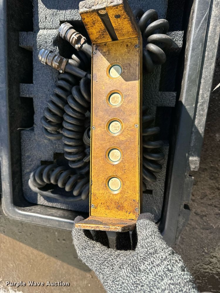 image for item DR4260 2020 Caterpillar AP1055F paver