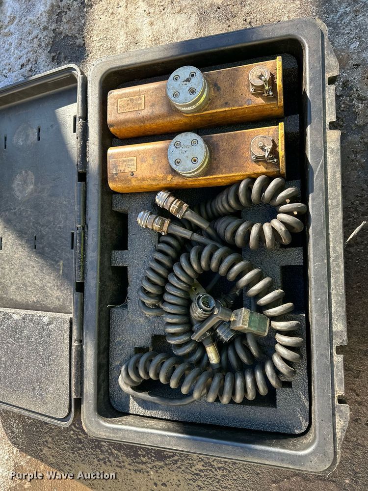 image for item DR4260 2020 Caterpillar AP1055F paver