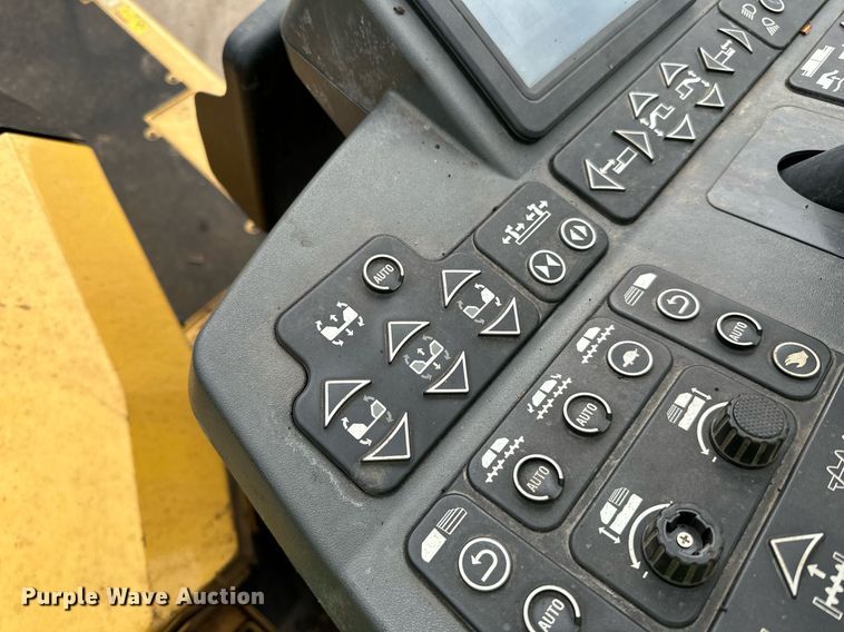 image for item DR4260 2020 Caterpillar AP1055F paver