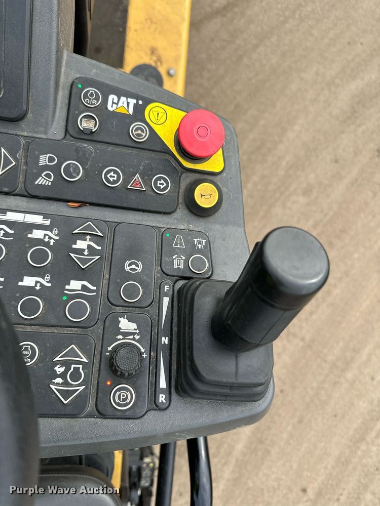 image for item DR4260 2020 Caterpillar AP1055F paver