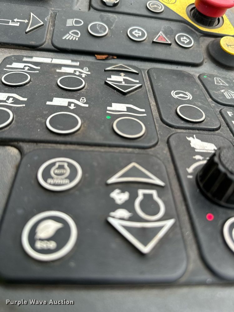 image for item DR4260 2020 Caterpillar AP1055F paver