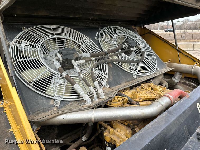 image for item DR4260 2020 Caterpillar AP1055F paver