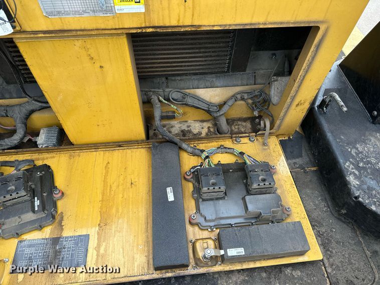 image for item DR4260 2020 Caterpillar AP1055F paver