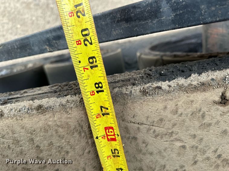 image for item DR4260 2020 Caterpillar AP1055F paver