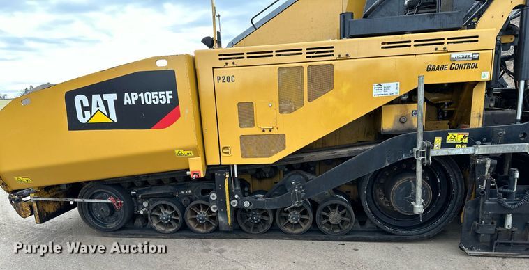 image for item DR4260 2020 Caterpillar AP1055F paver