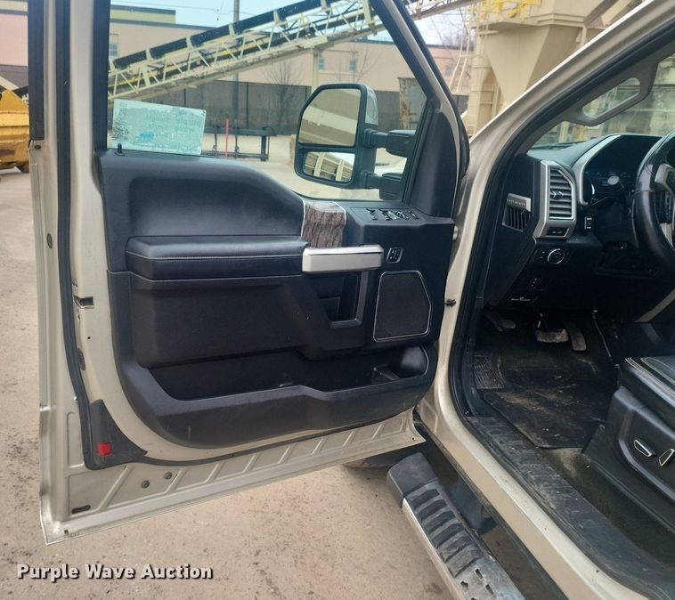 image for item DR4266 2017 Ford F350 Super Duty Lariat SuperCab pickup truck