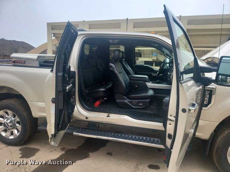 image for item DR4266 2017 Ford F350 Super Duty Lariat SuperCab pickup truck