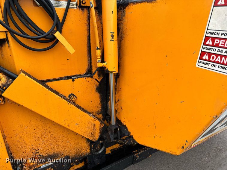 image for item DR4279 2005 Lee Boy  5000 Path Master paver