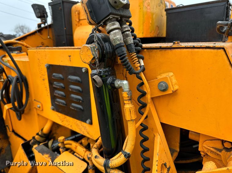 image for item DR4279 2005 Lee Boy  5000 Path Master paver