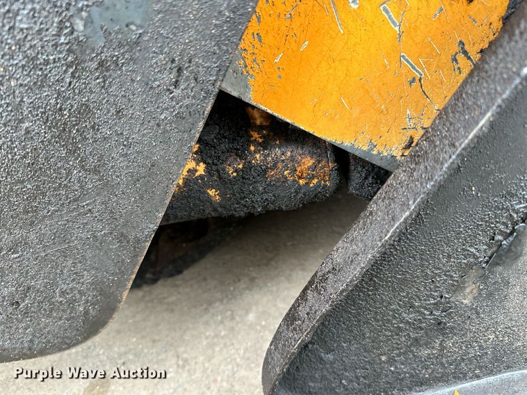 image for item DR4279 2005 Lee Boy  5000 Path Master paver