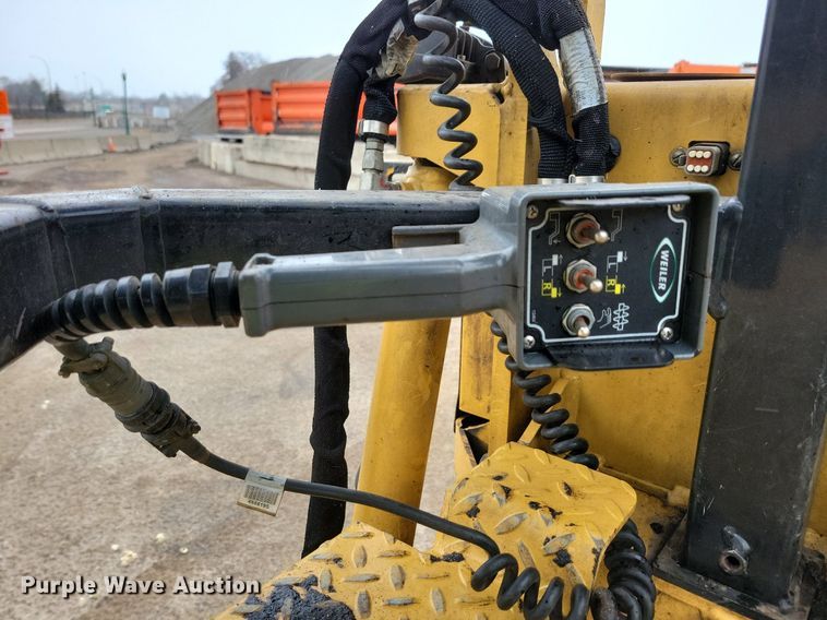 image for item DR4280 2022 Weiler P385B paver