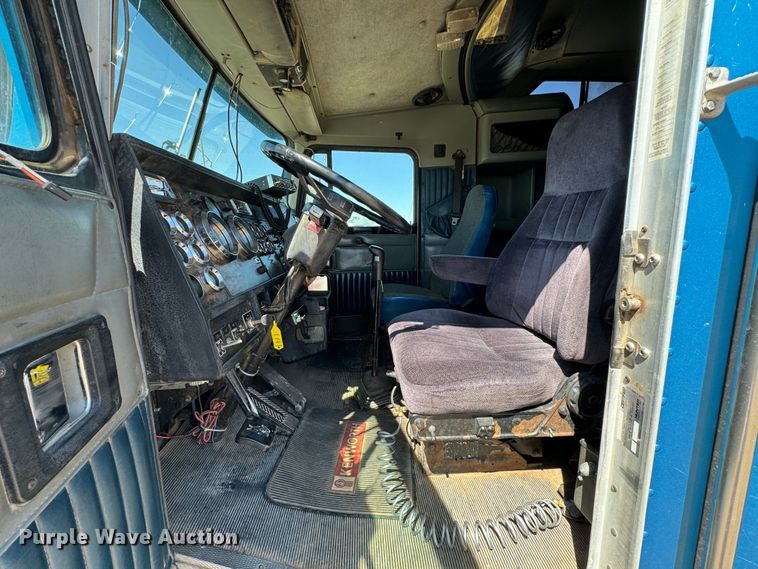 image for item DK6803 1998 Kenworth T800 semi truck