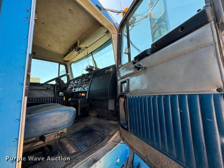 image for item DK6803 1998 Kenworth T800 semi truck