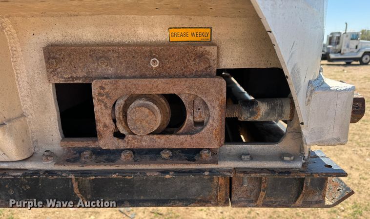 image for item DK6805 2000 Red River Manufacturing live bottom trailer