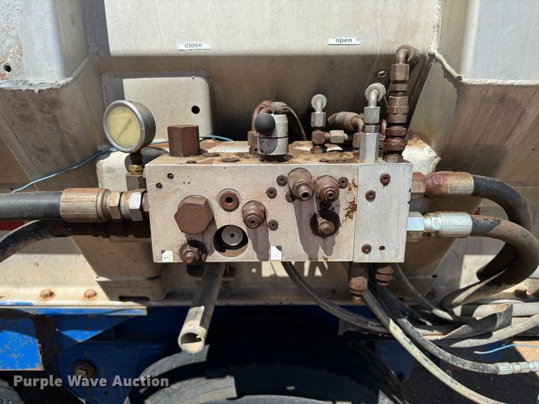 image for item DK6805 2000 Red River Manufacturing live bottom trailer