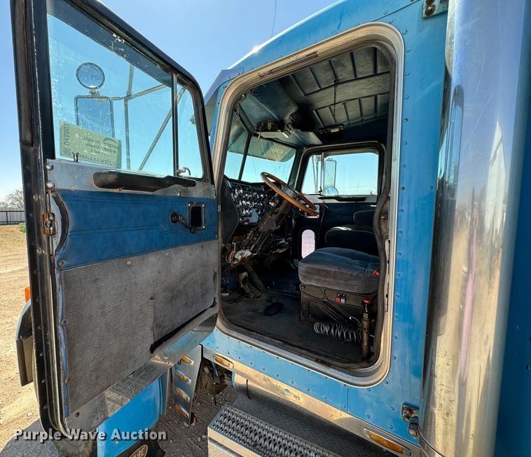 image for item DK6807 1993 Peterbilt 379 semi truck