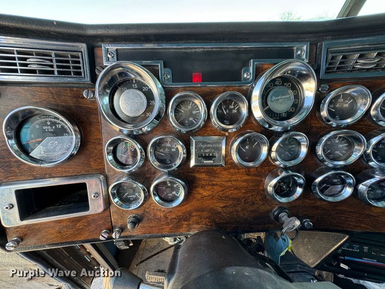 image for item DK6807 1993 Peterbilt 379 semi truck