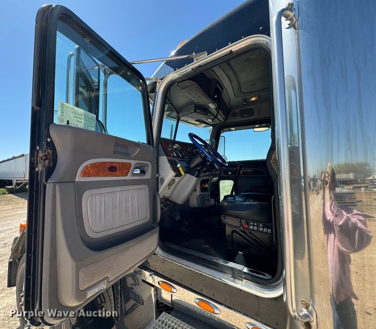 image for item DK6809 2006 Peterbilt 379 semi truck