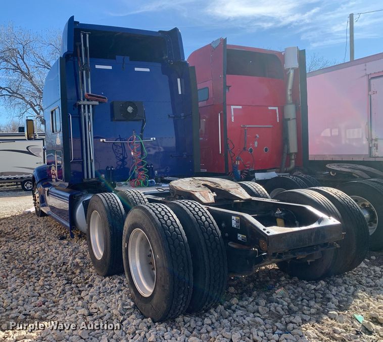 image for item DM7764 2014 Peterbilt 386 semi truck