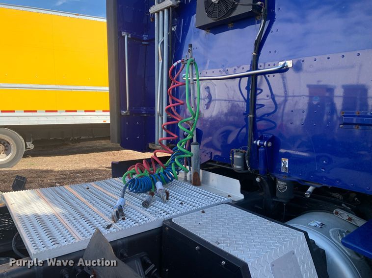 image for item DM7764 2014 Peterbilt 386 semi truck