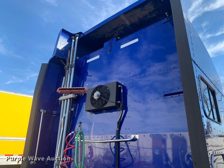 image for item DM7764 2014 Peterbilt 386 semi truck