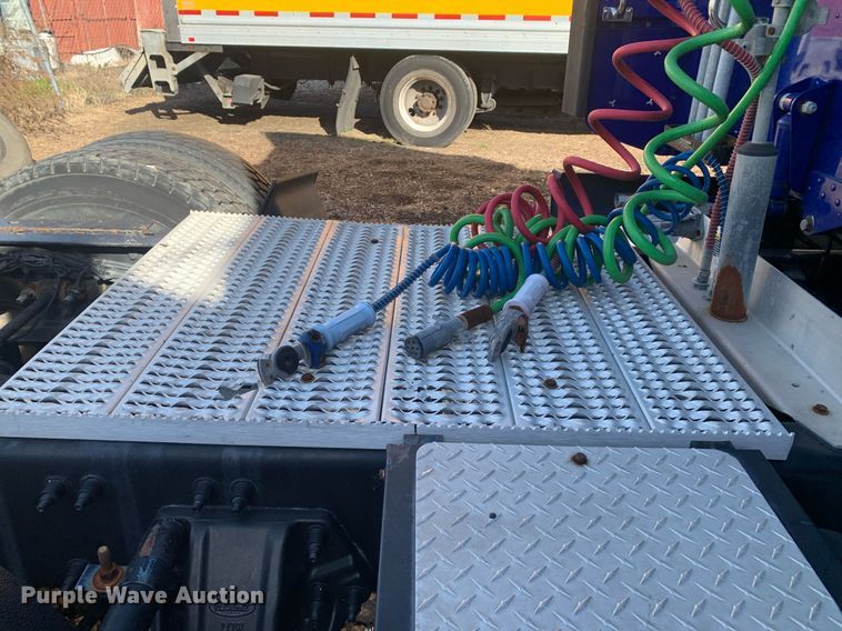 image for item DM7764 2014 Peterbilt 386 semi truck