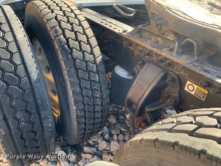 image for item DM7764 2014 Peterbilt 386 semi truck