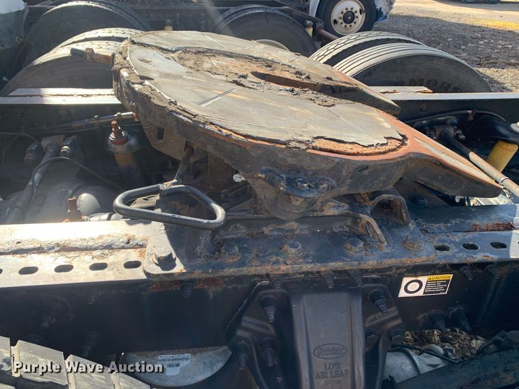 image for item DM7764 2014 Peterbilt 386 semi truck