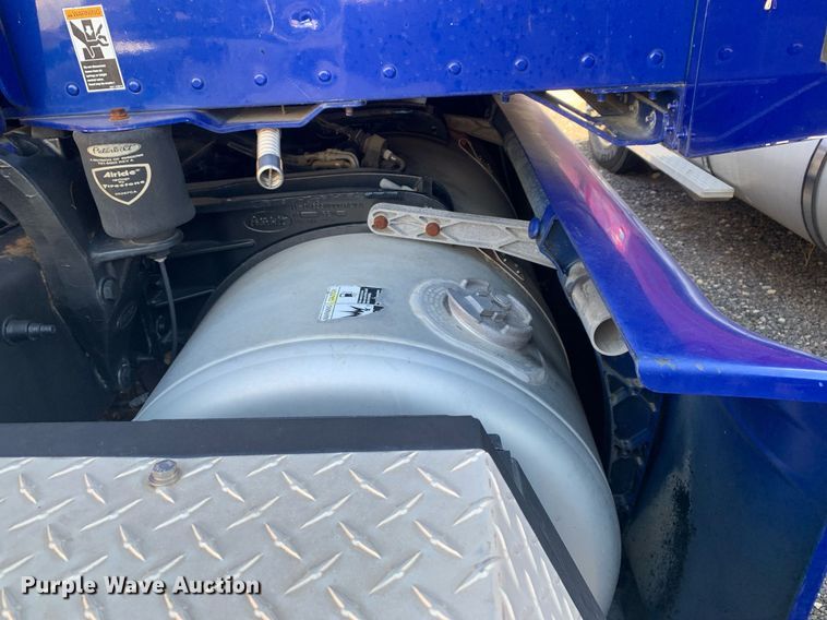 image for item DM7764 2014 Peterbilt 386 semi truck