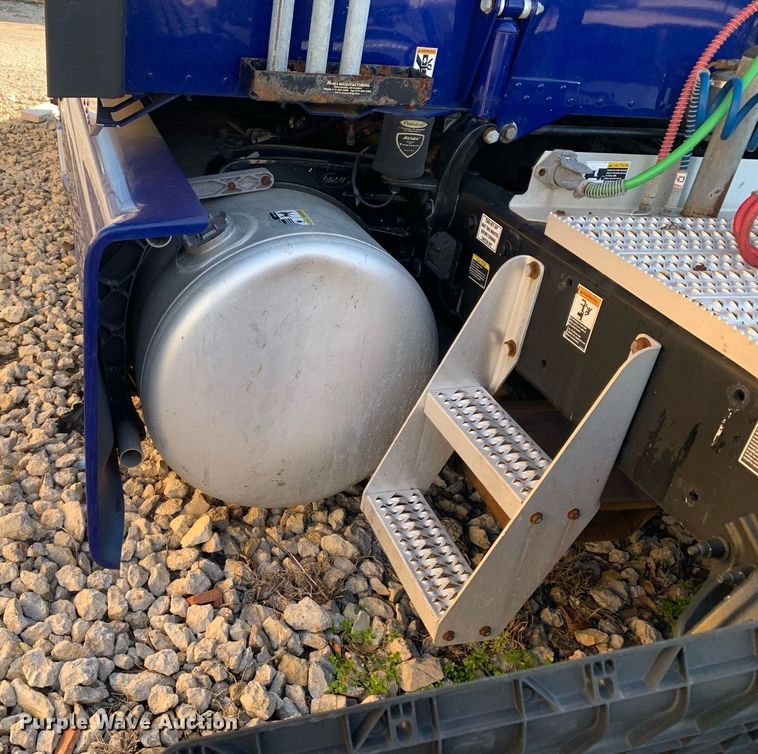 image for item DM7764 2014 Peterbilt 386 semi truck