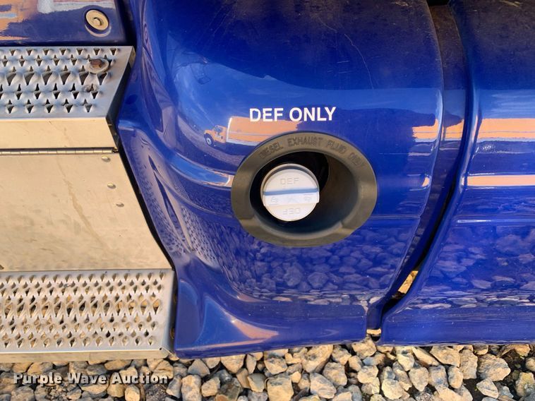 image for item DM7764 2014 Peterbilt 386 semi truck