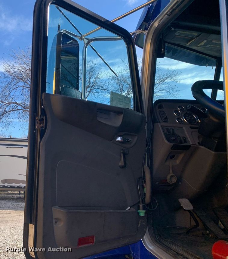 image for item DM7764 2014 Peterbilt 386 semi truck