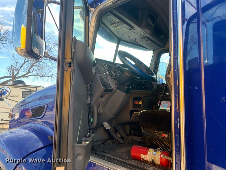 image for item DM7764 2014 Peterbilt 386 semi truck