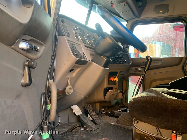 image for item DM7764 2014 Peterbilt 386 semi truck