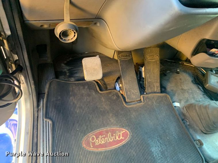 image for item DM7764 2014 Peterbilt 386 semi truck