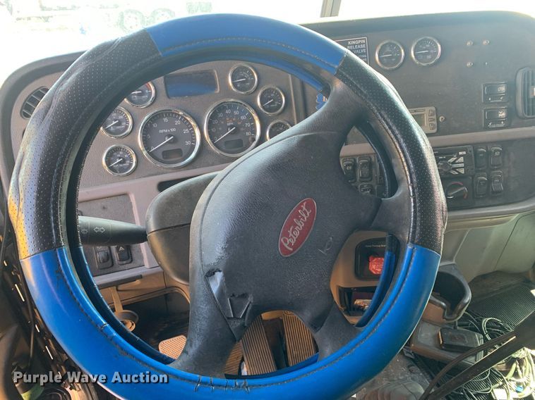 image for item DM7764 2014 Peterbilt 386 semi truck