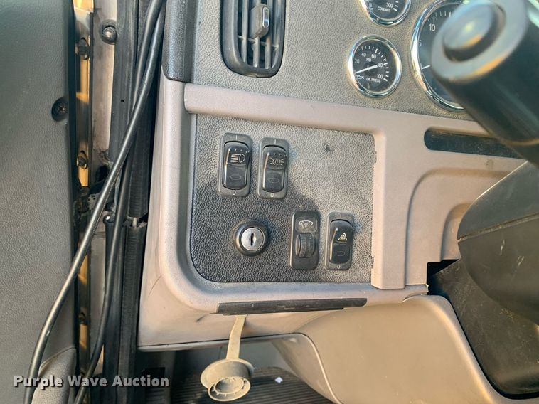 image for item DM7764 2014 Peterbilt 386 semi truck